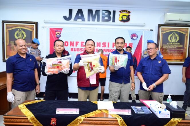 
					Polda Jambi Ringkus Kurir Narkoba Asal Sumsel, Petugas Temukan 4,9 Kg Sabu dan Ribuan Pil Ekstasi
