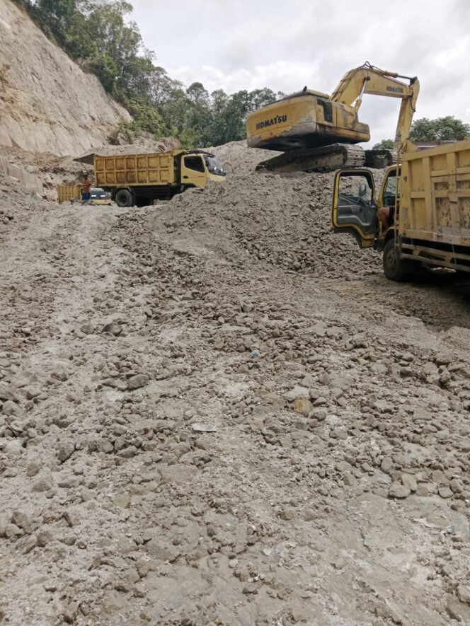 
					Aktivitas Pertambangan illegal di daerah Tapabuli Utara