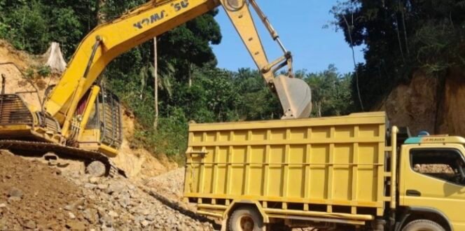 
					Kegiatan Penambangan Batu Andesit Yang dilakukan PT Bukit Kausar
