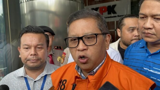 
					Tersangka kasus suap sekaligus Sekjen PDIP Hasto Kristiyanto.