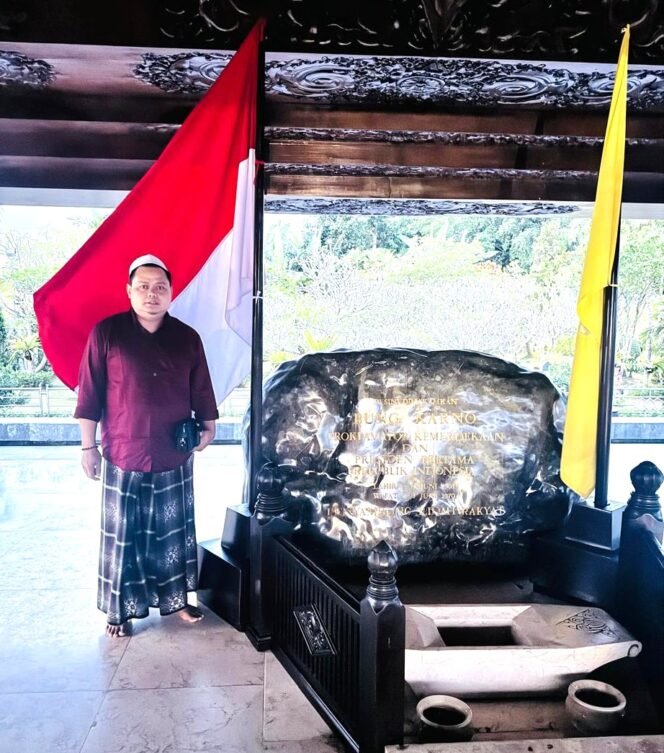 
					Tri Wahyu Hidayat atau akrab disapa Ustad Dayat 